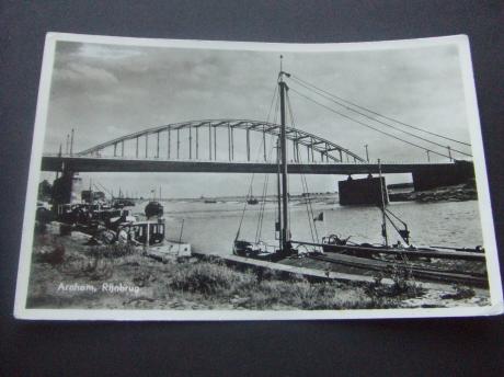Arnhem Rijnbrug schepen onder de brug
